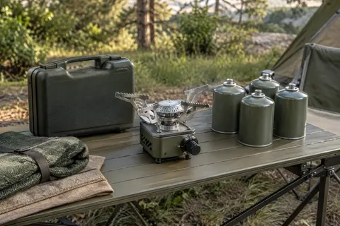 Réchaud de camping à un brûleur avec tête en aluminium, cartouches de gaz et mallette de transport.