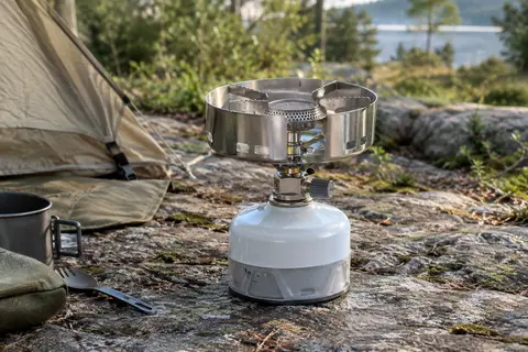 Réchaud portable Kemper Group avec plaque coupe-vent en acier inoxydable installé en plein air