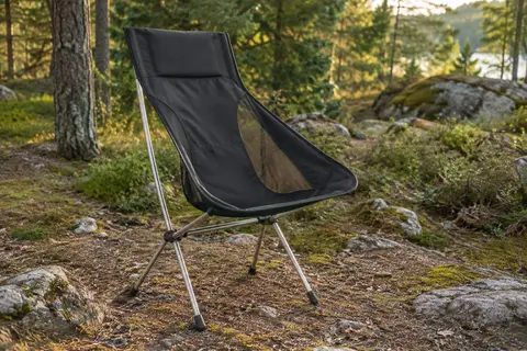 Chaise lune Naturehike noire à dossier haut, armature en aluminium et toile avec maille respirante