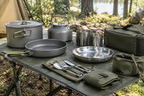 Popote de camping Odoland avec casseroles en aluminium et vaisselle en acier inoxydable pour quatre personnes